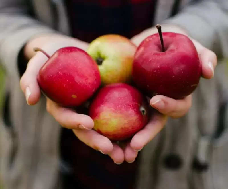To keep BP under control, consume pears, berries and apples regularly.