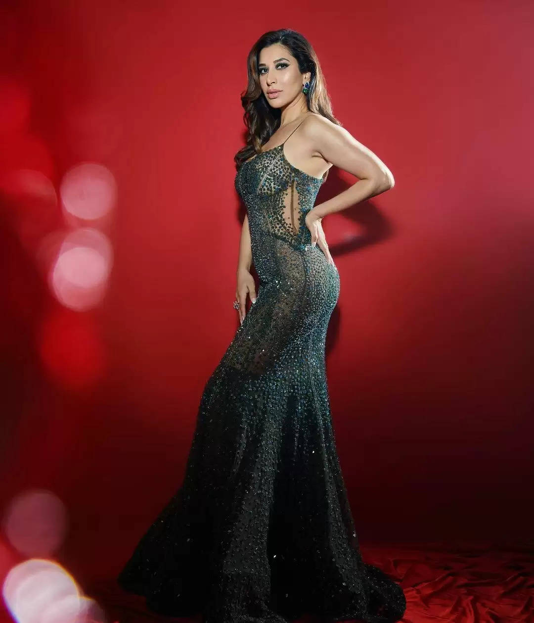 Sophie Choudry Is A Sight To Behold In Corset Top And Skirt, See The Diva's Sexy Pictures
