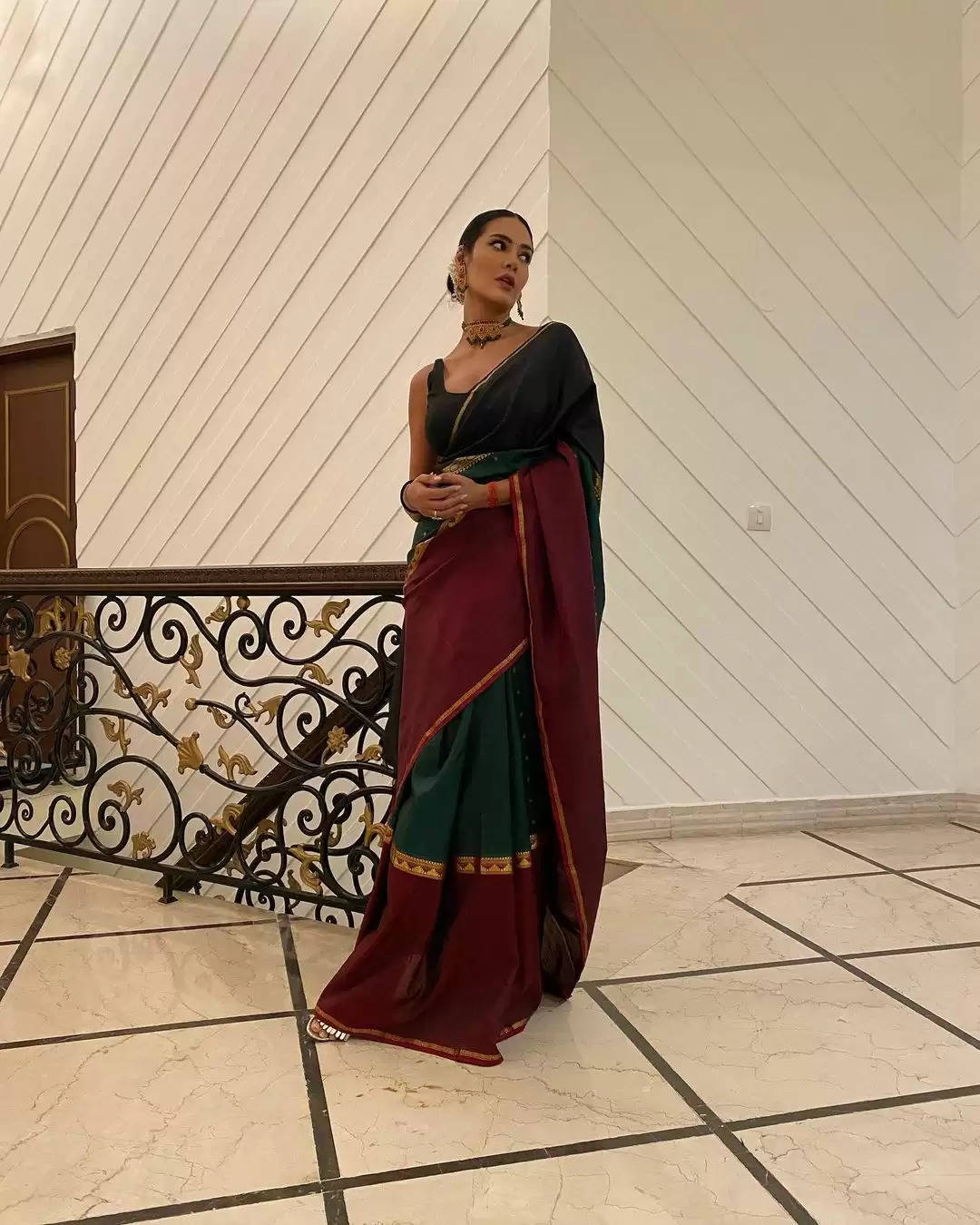 Photos: Esha Gupta Looks Ravishing In Saree,  Check Out The Diva's Sexy Pictures