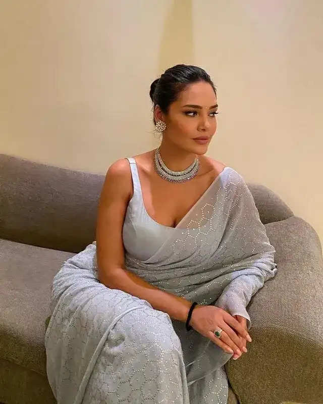 Sitting on the sofa in a gray saree, Esha Gupta showed her killer looks!