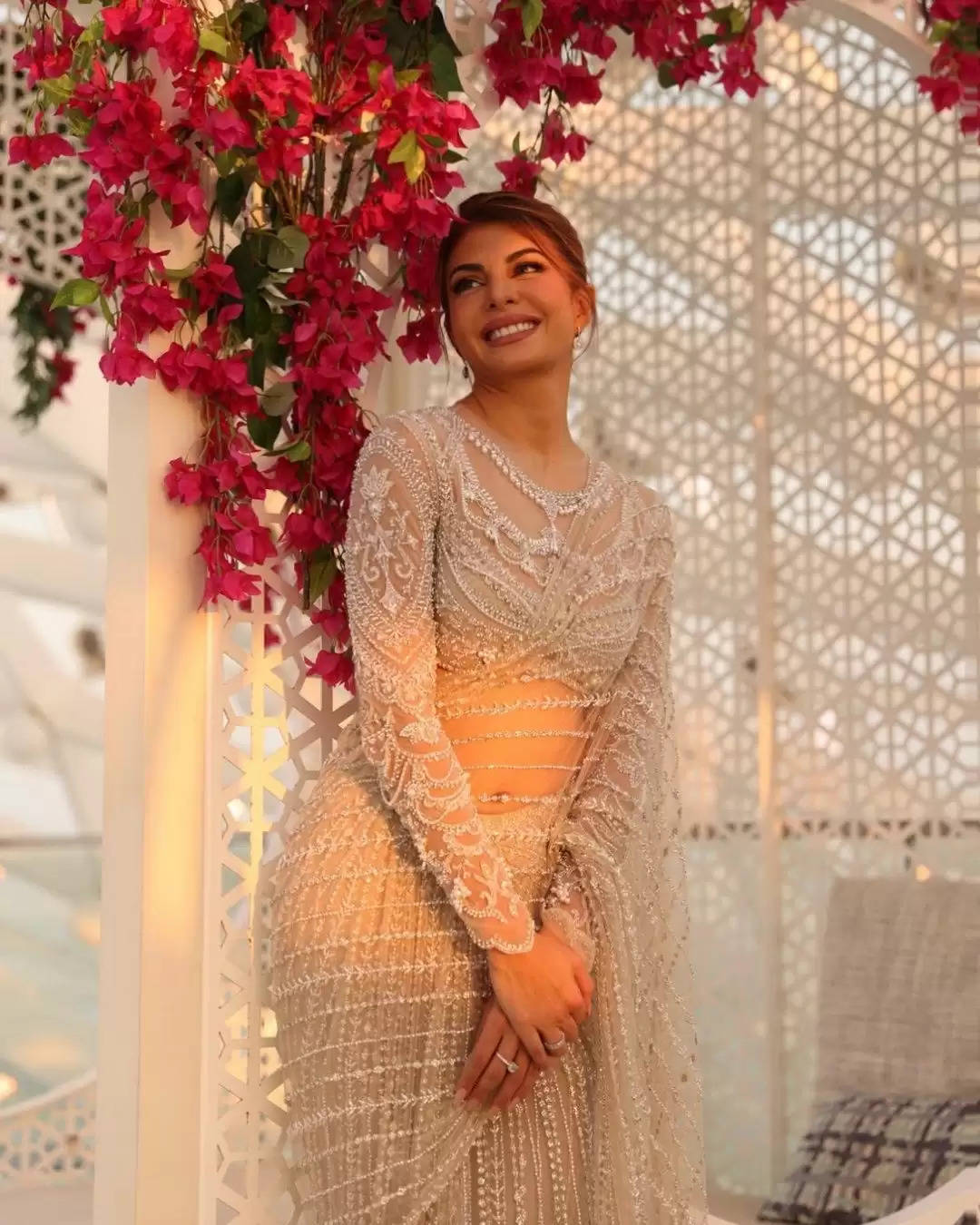 Jacqueline Fernandez pairs the saree with a complimentary blouse. 