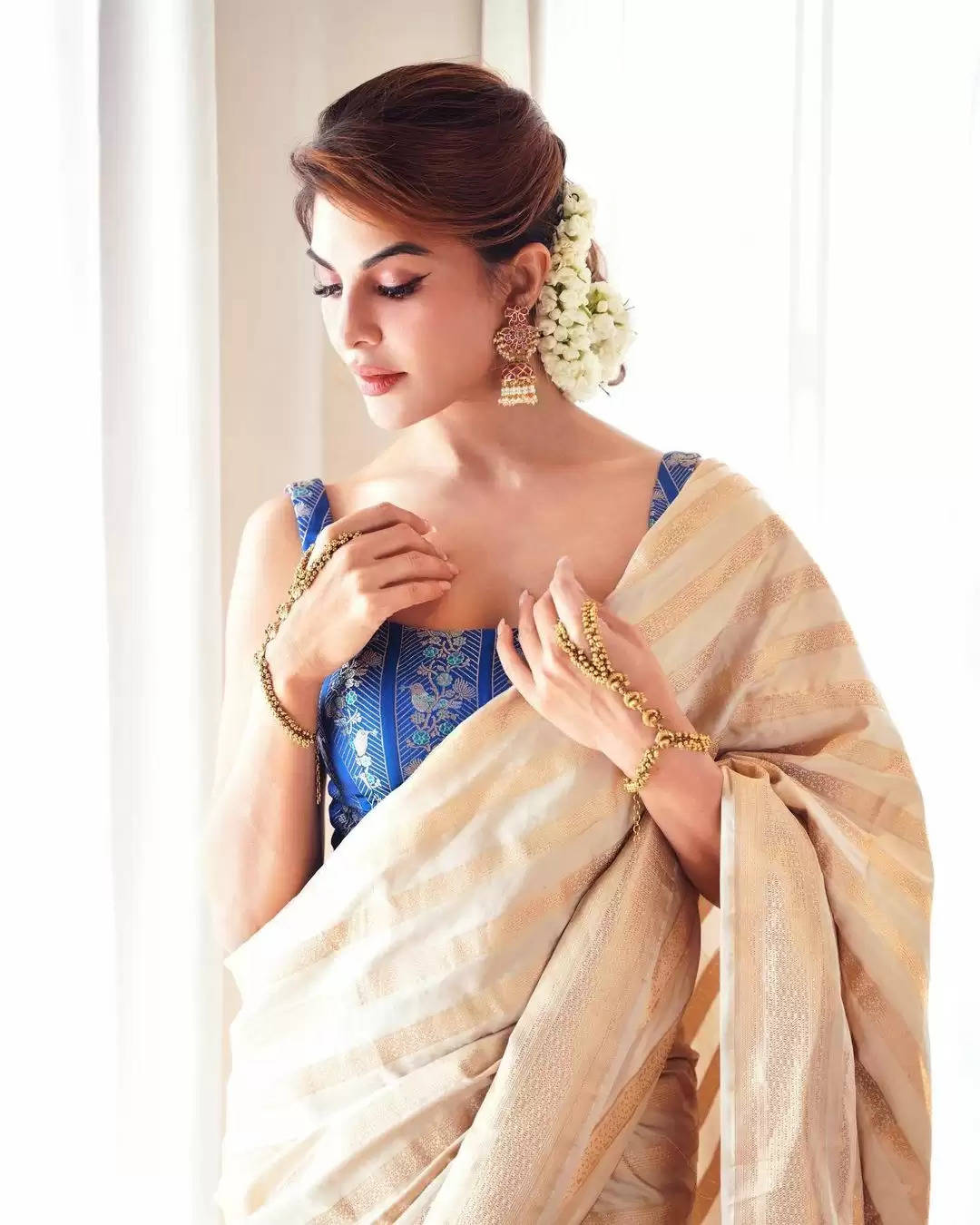 Jacqueline Fernandez pairs the saree with a complimentary blouse. 