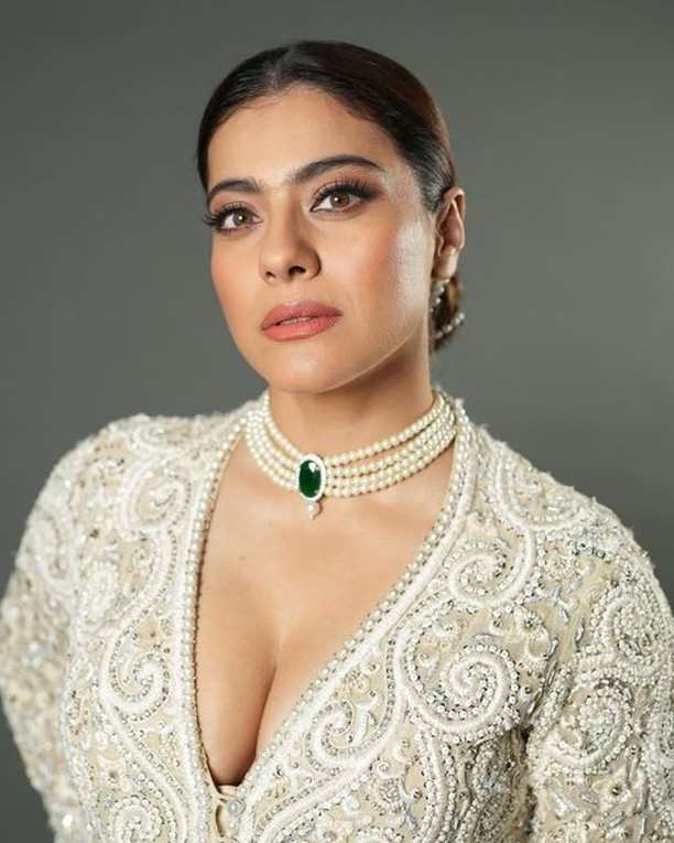 Photos: Kajol Devgan flaunts her perfect cleavage in the latest pics, See  here..